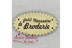 Bouton en bois laqué "petit nécéssaire de Broderie"