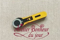 Boutons en bois "cutter jaune"
